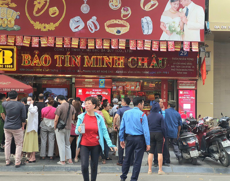 Giá vàng chiều 13/5 bật tăng dữ dội, cửa hàng trên phố vàng chật kín khách giao dịch - 4