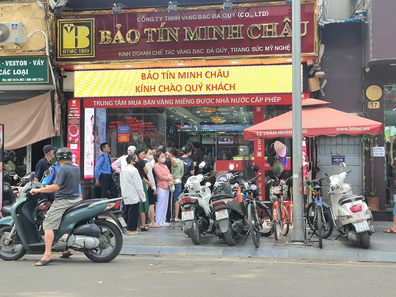 Giá vàng chiều 13/5 bật tăng dữ dội, cửa hàng trên phố vàng chật kín khách giao dịch - 3