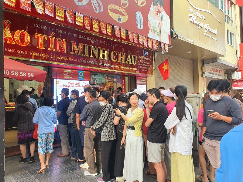 Giá vàng chiều 13/5 bật tăng dữ dội, cửa hàng trên phố vàng chật kín khách giao dịch - 5
