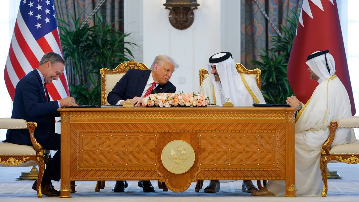Boeing ký đơn hàng lớn nhất lịch sử với Qatar trong chuyến thăm của ông Trump - 1
