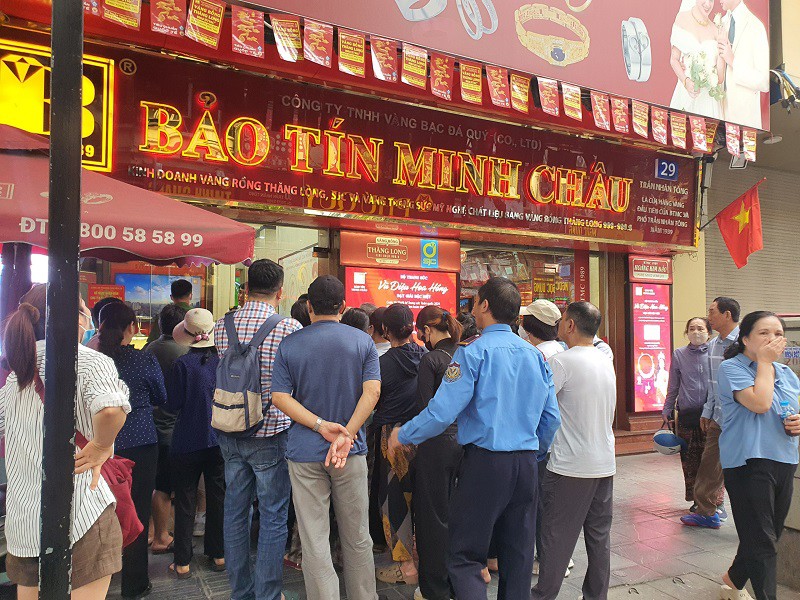 Giá vàng ngày 15/5: Giảm sâu, đổ xô đi xếp hàng mua vàng "bắt đáy" - 4