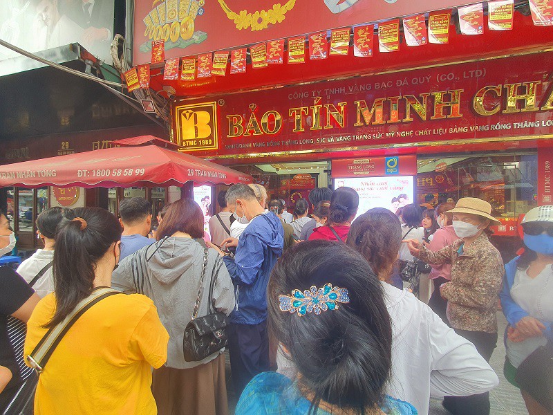 Giá vàng ngày 15/5: Giảm sâu, đổ xô đi xếp hàng mua vàng "bắt đáy" - 5
