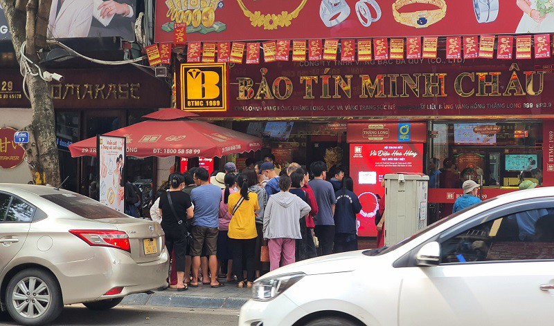 Giá vàng ngày 15/5: Giảm sâu, đổ xô đi xếp hàng mua vàng "bắt đáy" - 2