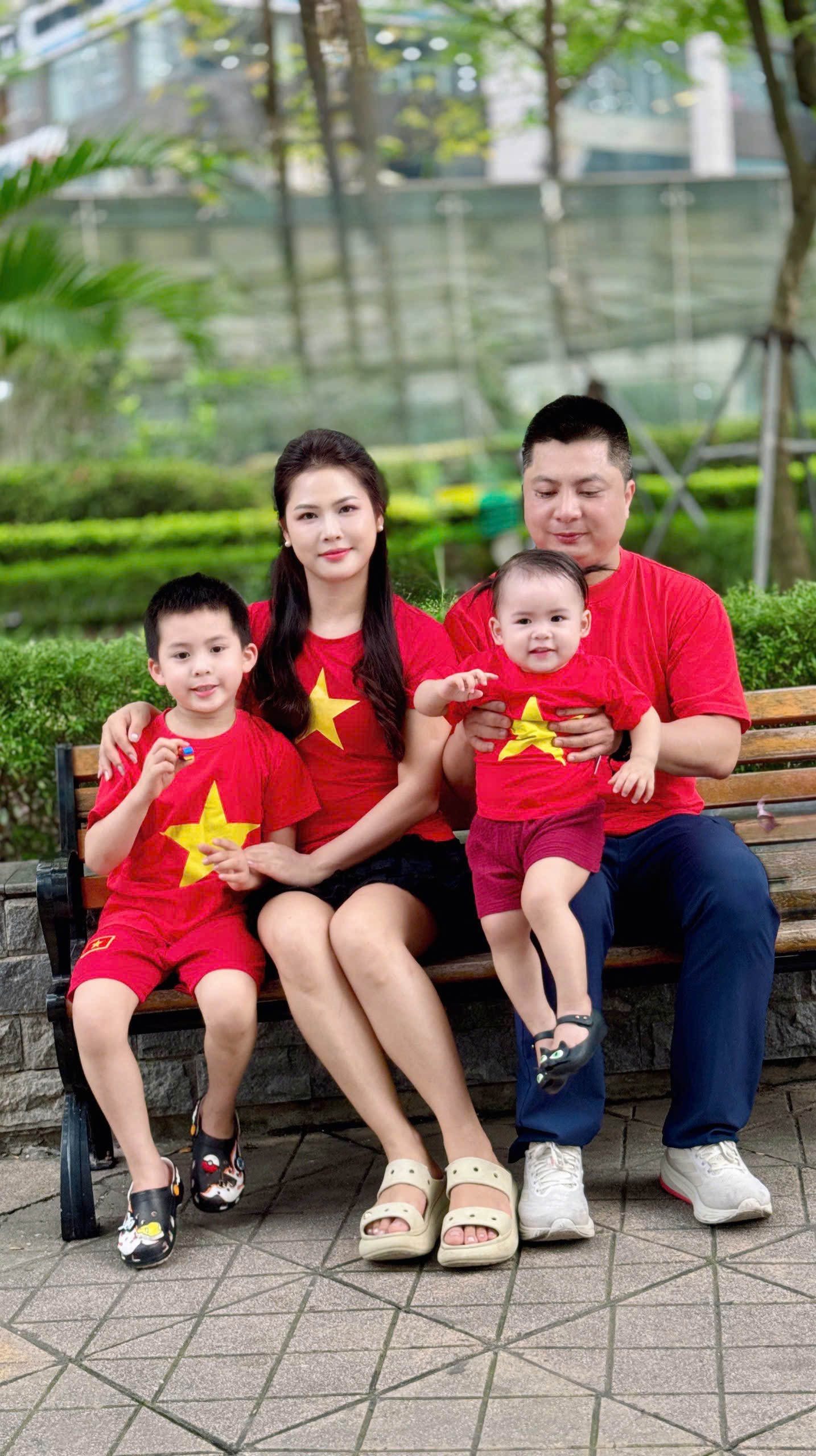 Hot mom Phạm Thu Hiền (Mẹ Rofi) nuôi con có gì đặc biệt: Yêu thương là chưa đủ mà chăm con còn cần đúng nữa! - 1