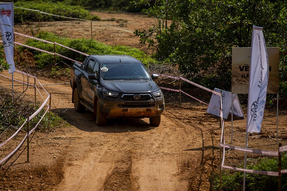 Toyota Hilux - lựa chọn miễn bàn cho dân chơi off-road - 4
