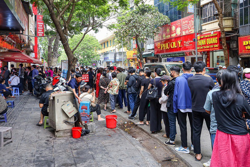 Giá vàng tối 16/5: Lao dốc không phanh, nhiều người tiếc nuối vì trong túi không còn tiền - 2