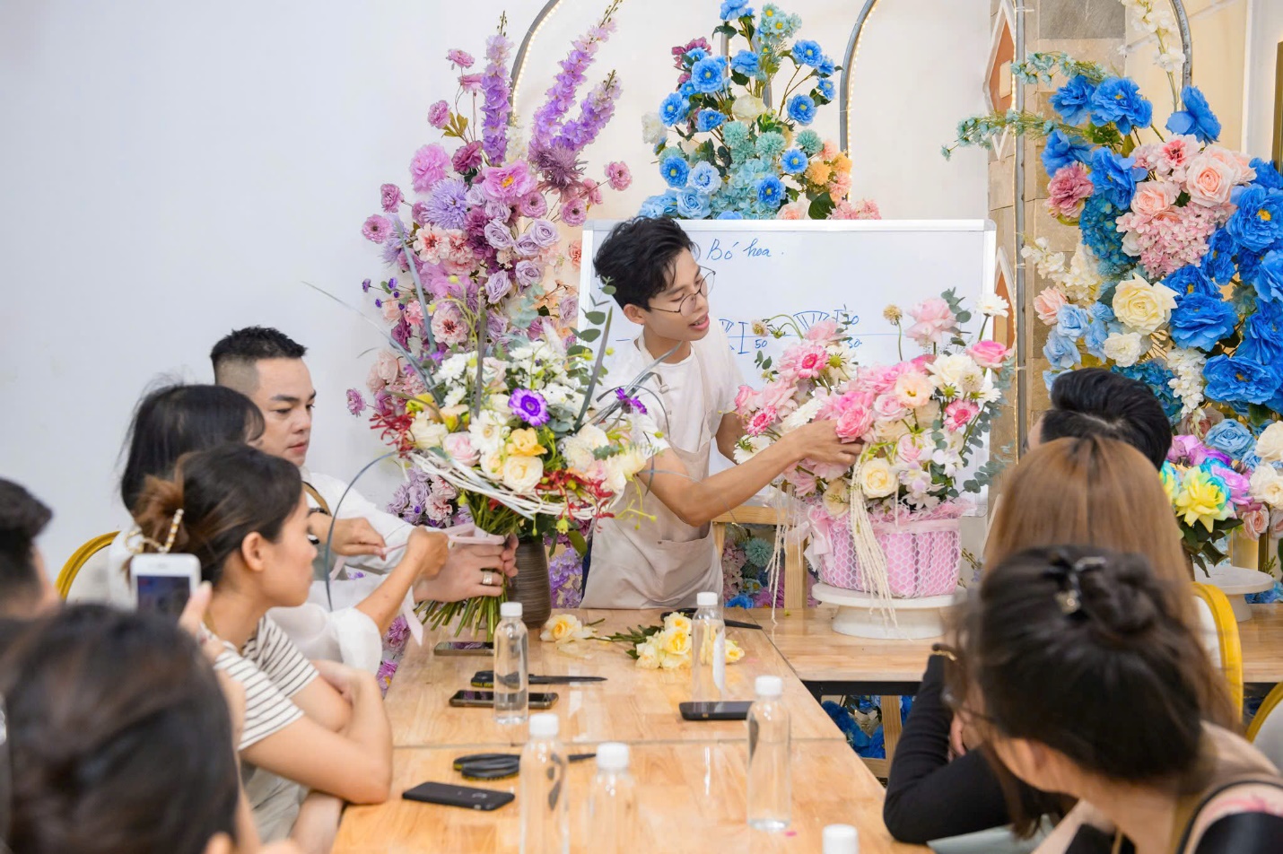Chiêm ngưỡng cổng cưới long phụng “khủng” dài 18m gây sốt ở Long An, người đứng sau siêu phẩm này là ai? - 4