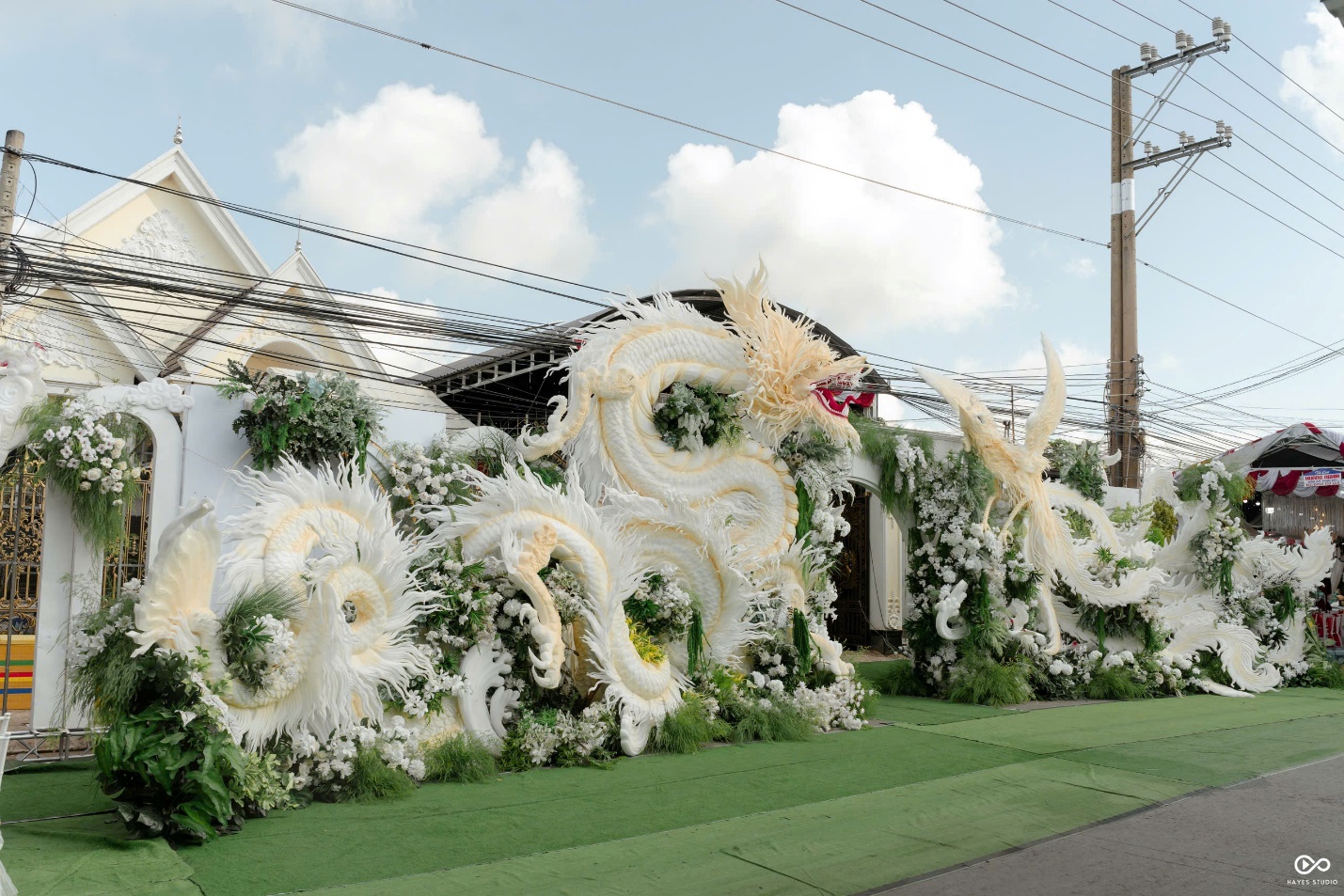 Chiêm ngưỡng cổng cưới long phụng “khủng” dài 18m gây sốt ở Long An, người đứng sau siêu phẩm này là ai? - 1