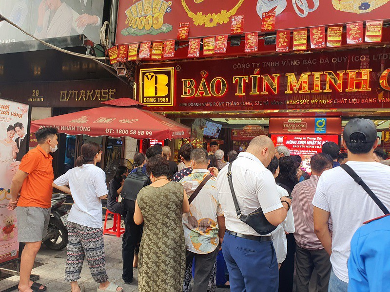 Giá vàng chiều 21/5: Tiếp tục tăng tốc, cảnh tượng bất ngờ tại các cửa hàng trên phố vàng - 4