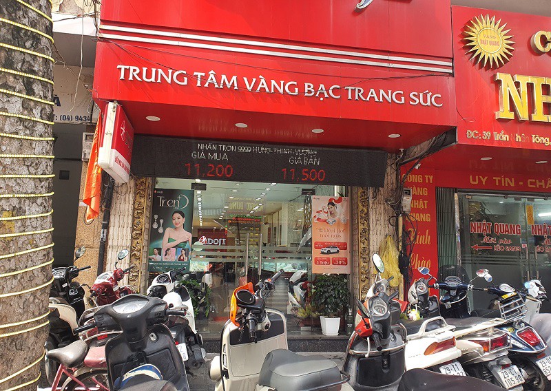 Giá vàng chiều 21/5: Tiếp tục tăng tốc, cảnh tượng bất ngờ tại các cửa hàng trên phố vàng - 1