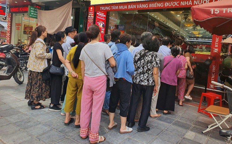 Giá vàng chiều 21/5: Tiếp tục tăng tốc, cảnh tượng bất ngờ tại các cửa hàng trên phố vàng - 5