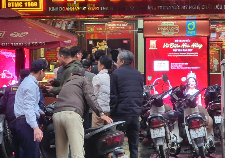 Người dân vẫn ùn ùn mang tiền gửi ngân hàng lấy lãi - 1