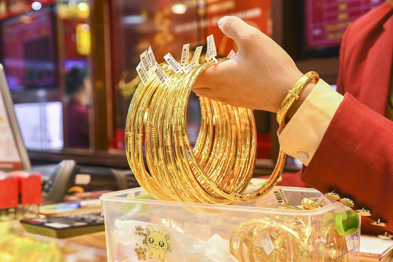 Giá vàng lao dốc từ đỉnh cao, người vét hết tiền mua 15 lượng vàng ngày càng lo lắng - 3
