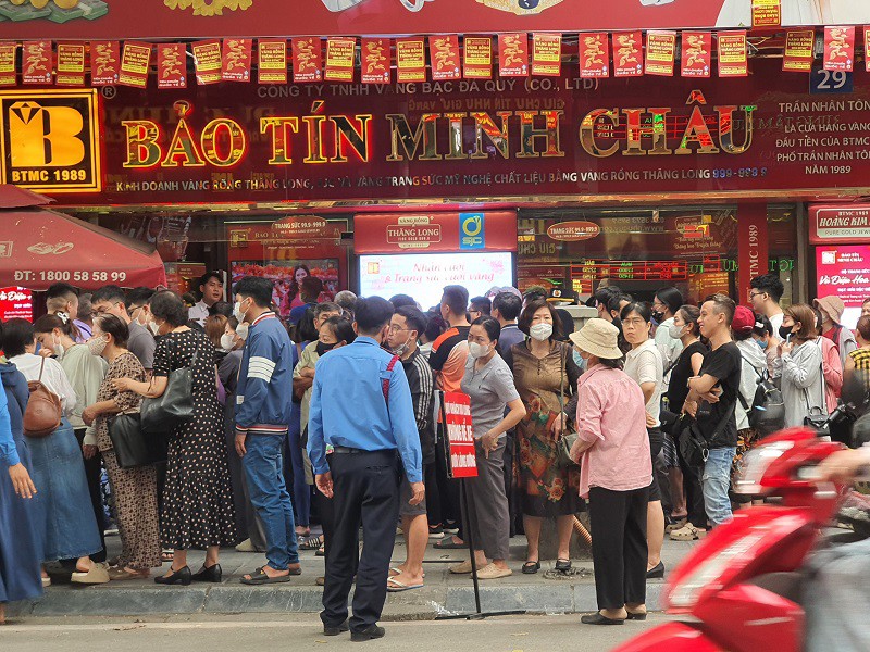 Giá vàng lao dốc từ đỉnh cao, người vét hết tiền mua 15 lượng vàng ngày càng lo lắng - 4