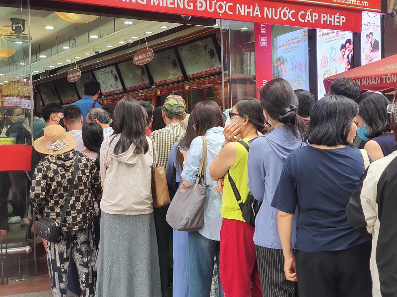 Giá vàng lao dốc từ đỉnh cao, người vét hết tiền mua 15 lượng vàng ngày càng lo lắng - 1