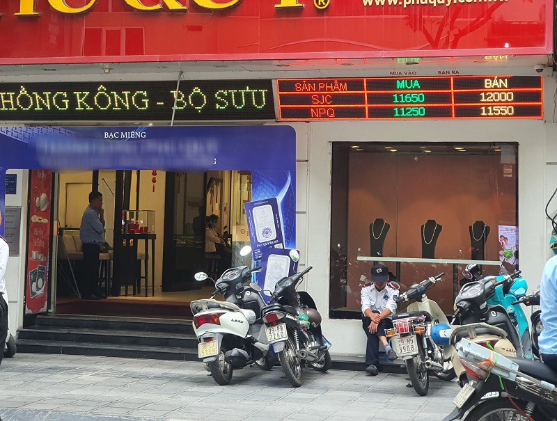 Giá vàng chiều 26/5: Lao dốc không phanh, tiệm vàng xả hàng, bất ngờ lượng khách đến mua bán - 3