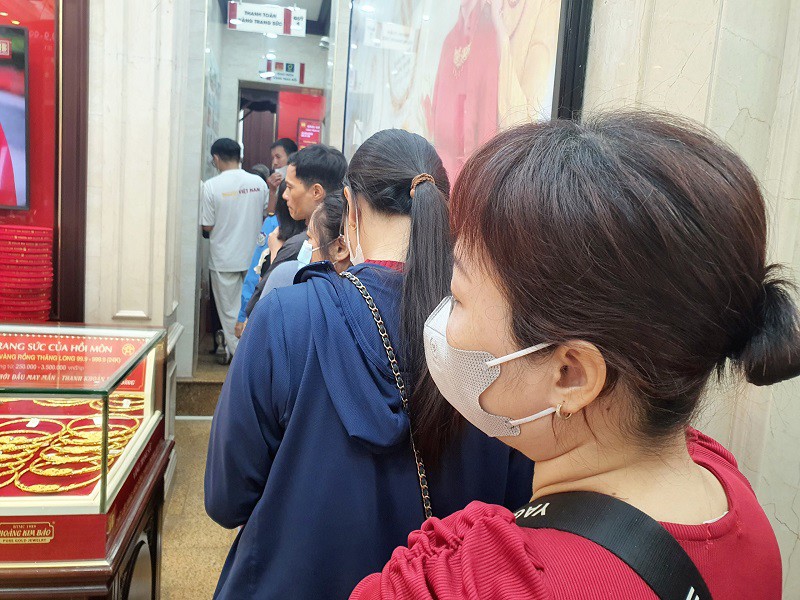 Giá vàng chiều 26/5: Lao dốc không phanh, tiệm vàng xả hàng, bất ngờ lượng khách đến mua bán - 2