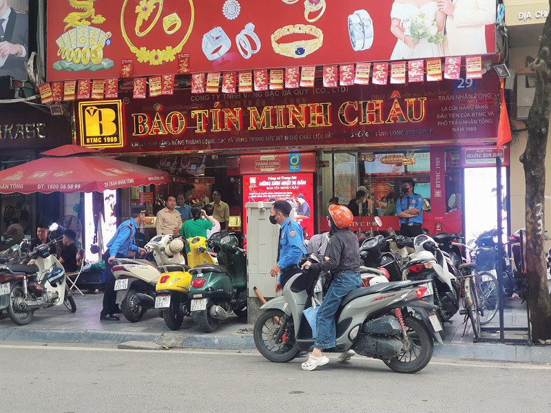 Giá vàng chiều 26/5: Lao dốc không phanh, tiệm vàng xả hàng, bất ngờ lượng khách đến mua bán - 6