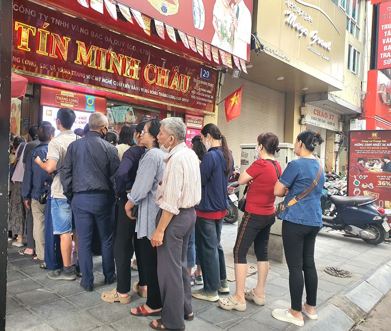 Giá vàng chiều 26/5: Lao dốc không phanh, tiệm vàng xả hàng, bất ngờ lượng khách đến mua bán - 5