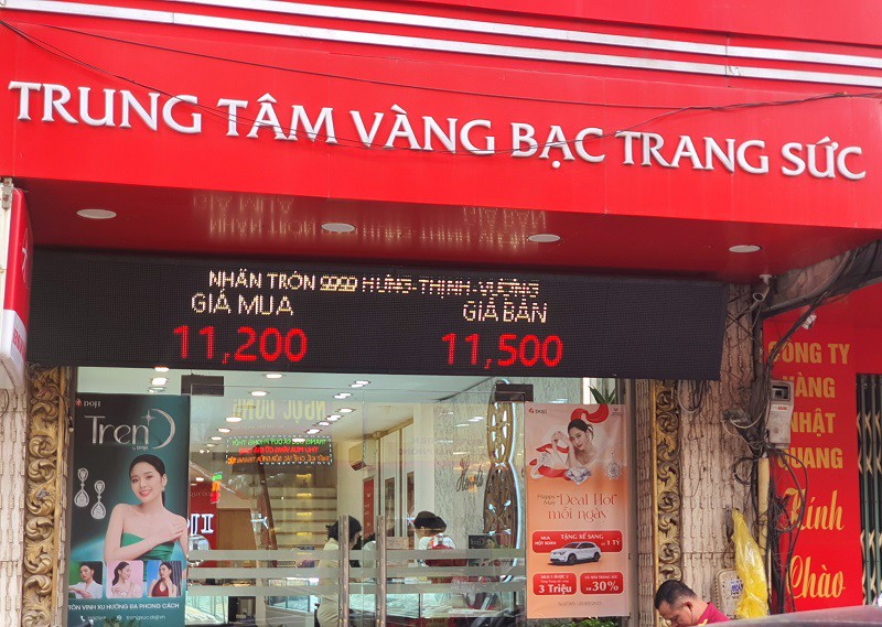 Giá vàng chiều 26/5: Lao dốc không phanh, tiệm vàng xả hàng, bất ngờ lượng khách đến mua bán - 4