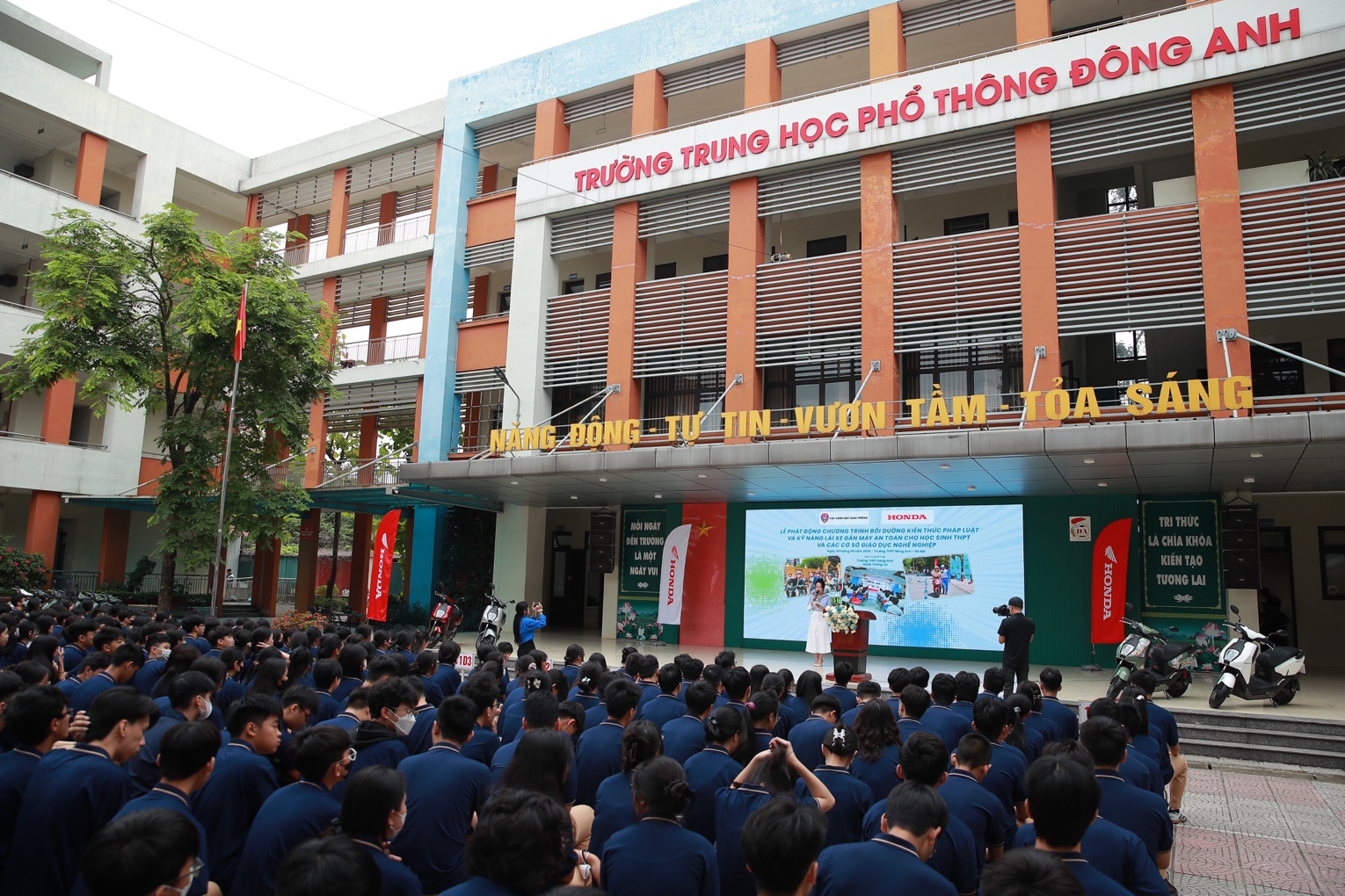 Phát động chương trình bồi dưỡng kiến thức pháp luật và kỹ năng lái xe gắn máy an toàn cho học sinh - 1