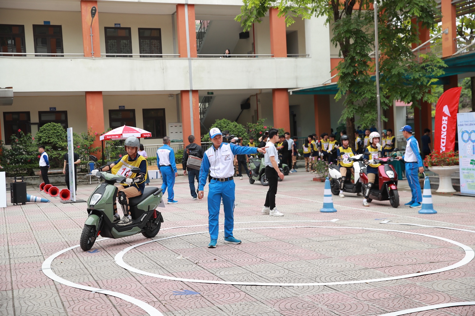 Phát động chương trình bồi dưỡng kiến thức pháp luật và kỹ năng lái xe gắn máy an toàn cho học sinh - 4