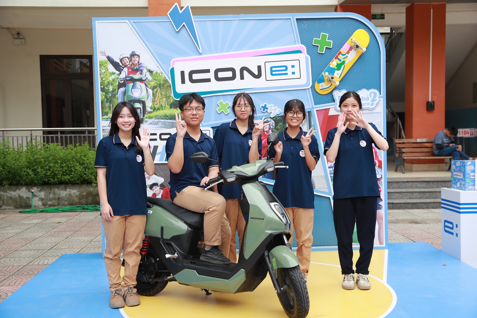 Phát động chương trình bồi dưỡng kiến thức pháp luật và kỹ năng lái xe gắn máy an toàn cho học sinh - 5