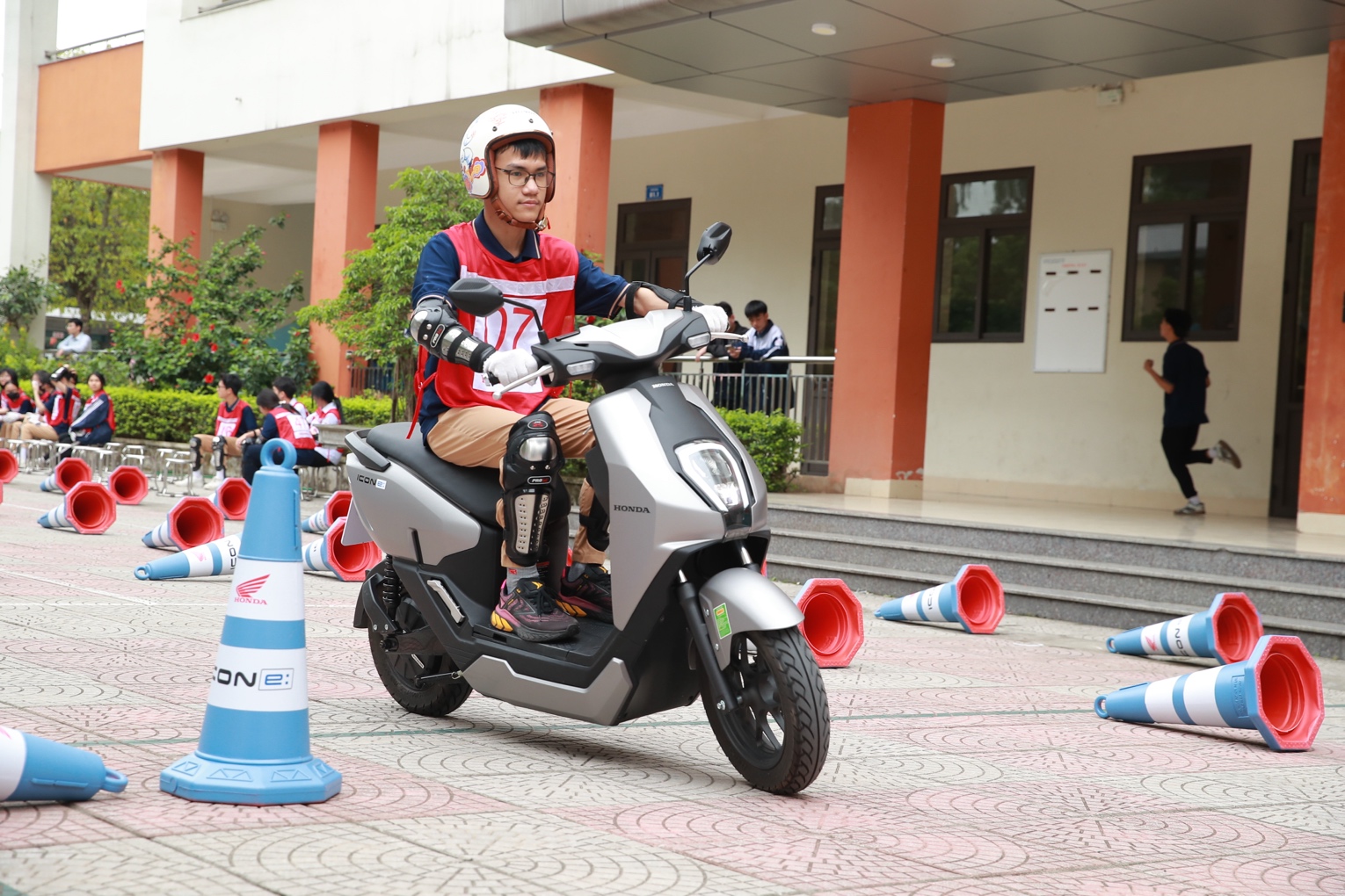 Phát động chương trình bồi dưỡng kiến thức pháp luật và kỹ năng lái xe gắn máy an toàn cho học sinh - 6