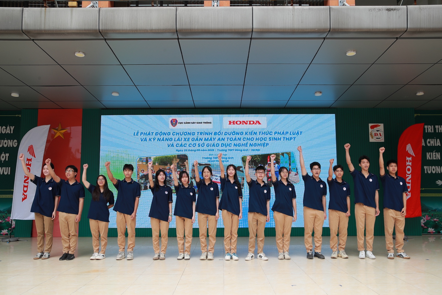 Phát động chương trình bồi dưỡng kiến thức pháp luật và kỹ năng lái xe gắn máy an toàn cho học sinh - 3