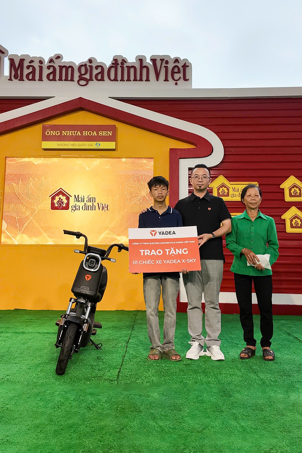 YADEA Việt Nam tiếp sức đến trường cho trẻ em khó khăn qua chương trình “Mái ấm gia đình Việt” - 2