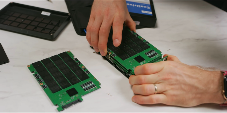 Chiếc SSD 100TB giá gần 1 tỷ đồng: Vì sao vẫn là "ông vua" sau 7 năm? - 1