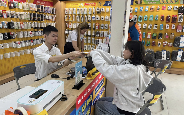Dịch vụ nạp - rút tiền tại Thế Giới Di Động sau 6 tháng: Phí nhẹ, độ phủ rộng, hỗ trợ với hơn 40 ngân hàng - 3