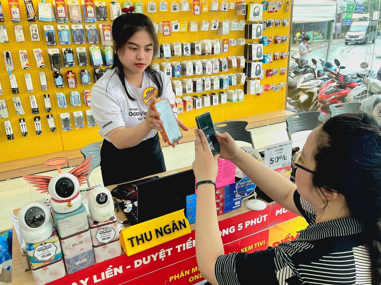 Dịch vụ nạp - rút tiền tại Thế Giới Di Động sau 6 tháng: Phí nhẹ, độ phủ rộng, hỗ trợ với hơn 40 ngân hàng - 1