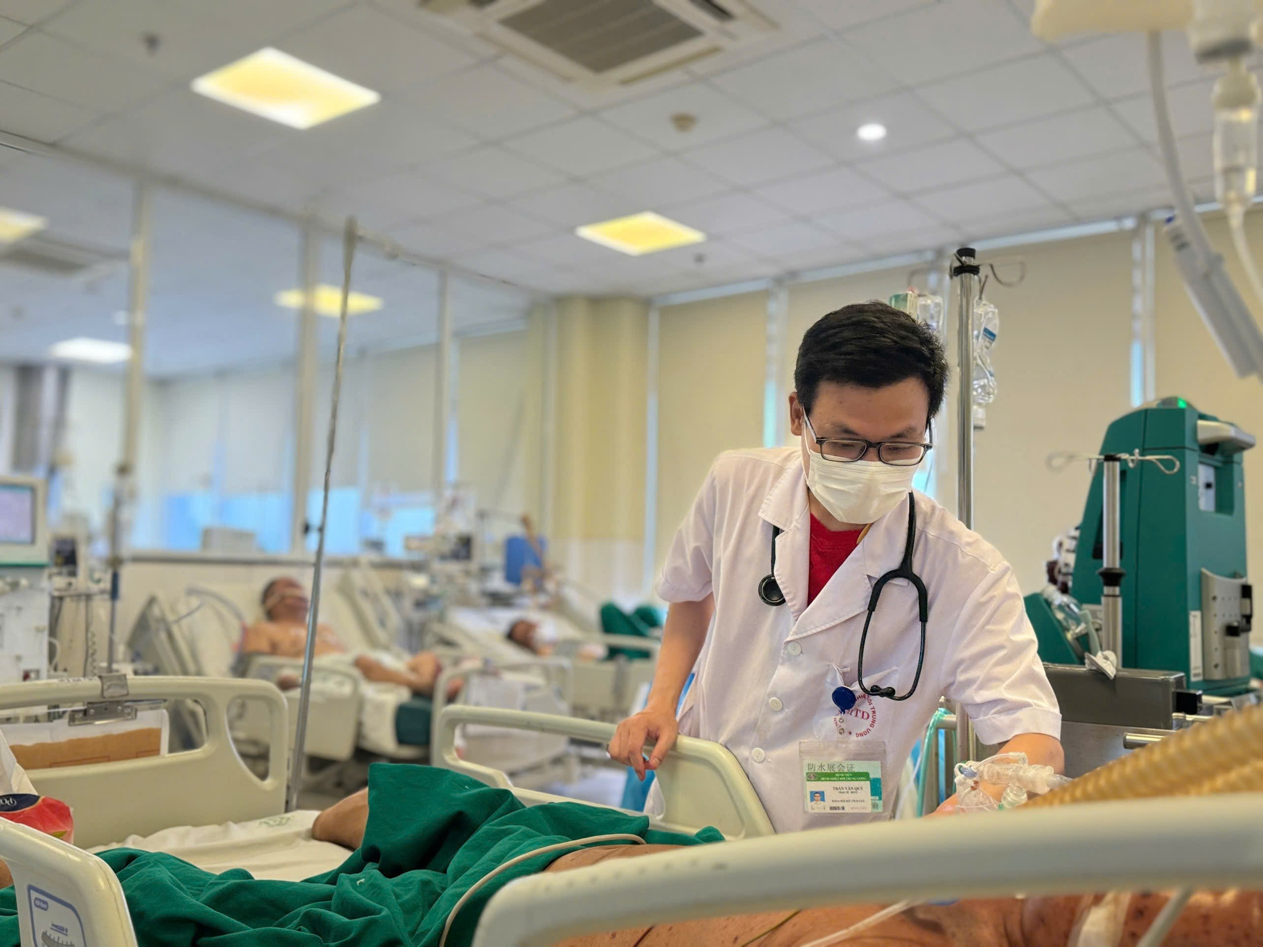Hai nam thanh niên nguy kịch vì biến chứng thủy đậu - 1