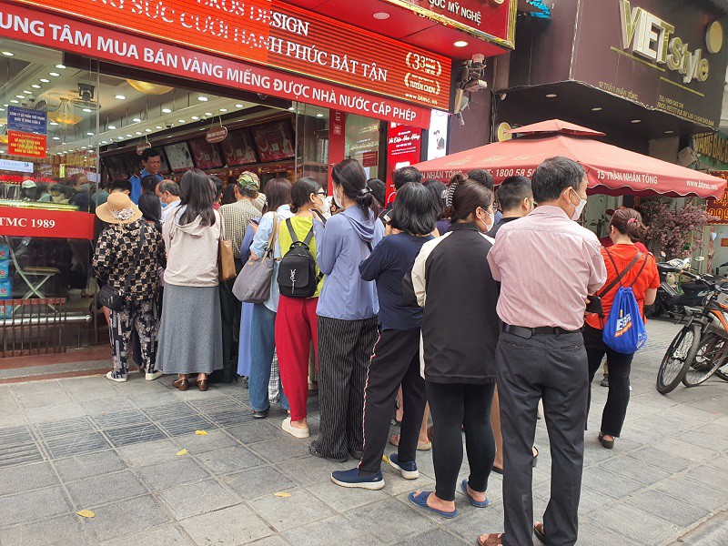 Giá vàng cắm đầu giảm, có nên xuống tiền mua vàng không? - 1