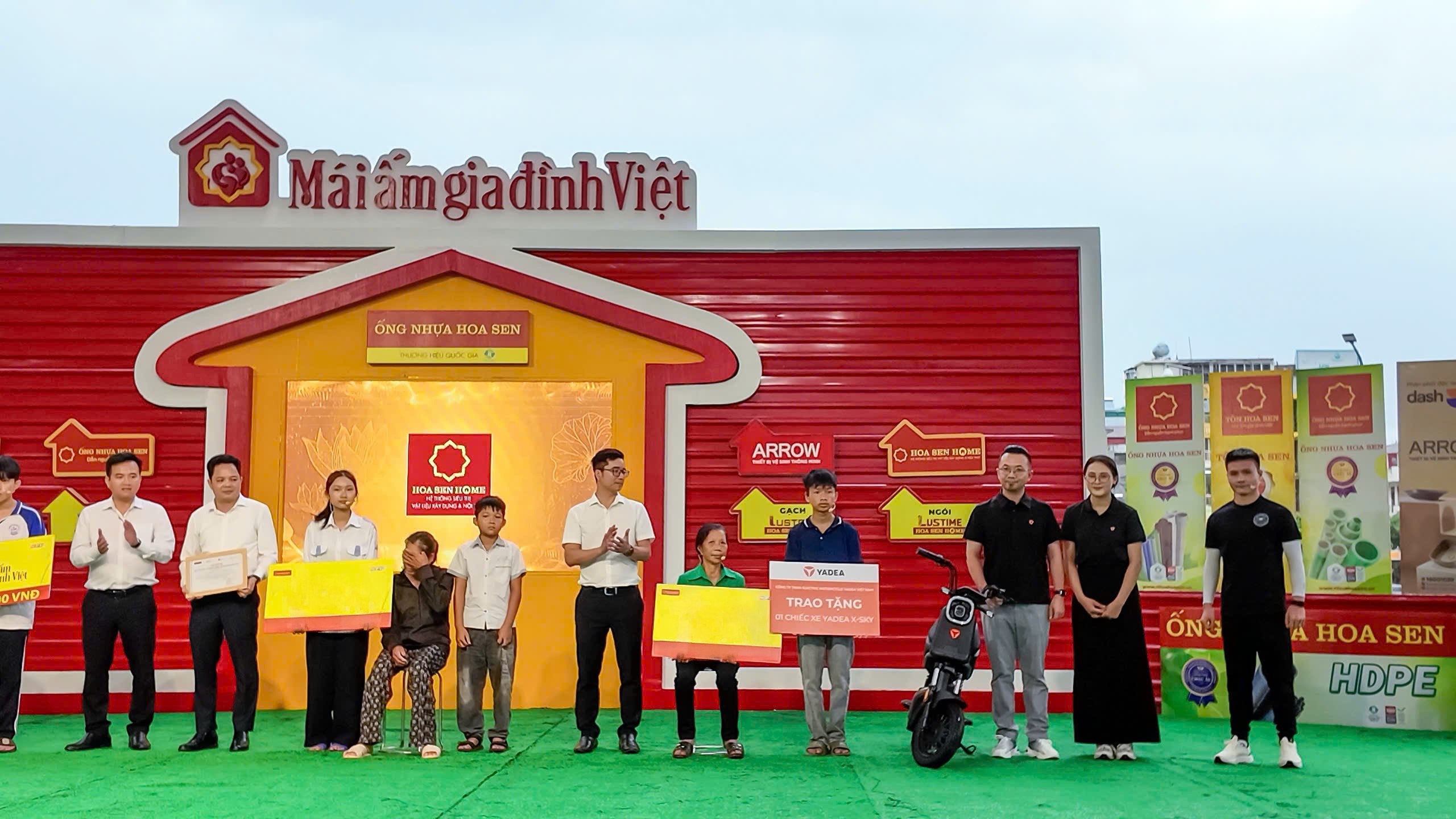 YADEA Việt Nam tiếp sức đến trường cho trẻ em khó khăn qua chương trình “Mái ấm gia đình Việt” - 1