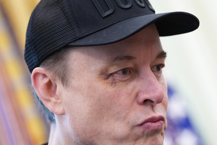 Tỷ phú Elon Musk kể về cú đấm gây bầm tím ở mắt - 1