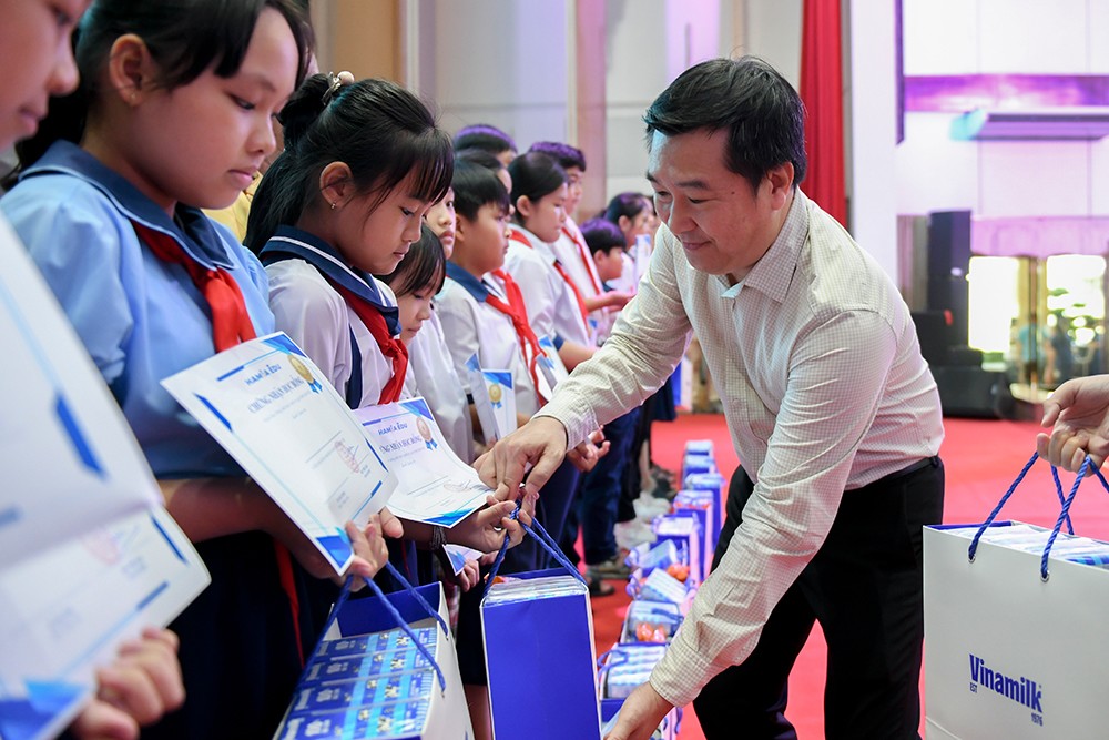 Gần 70.000 hộp sữa được trao tặng trẻ em khó khăn, khởi đầu “tháng của trẻ em” đầy ý nghĩa - 4