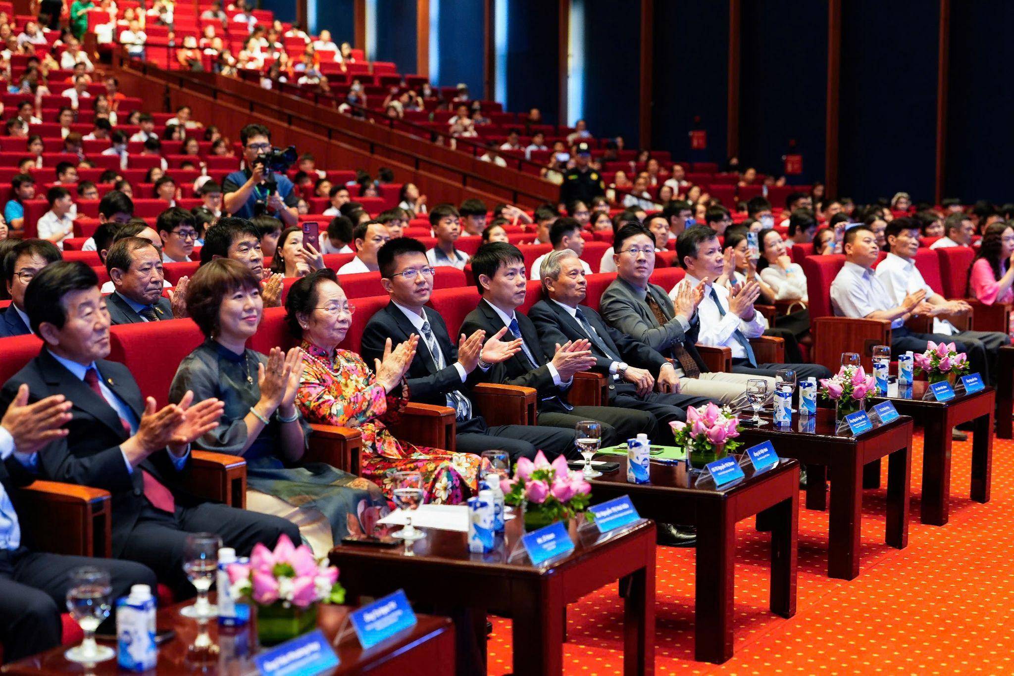 Lễ vinh danh và trao giải IOE 2024 – 2025: 15 năm lan tỏa phong trào học tiếng Anh trực tuyến toàn quốc - 1