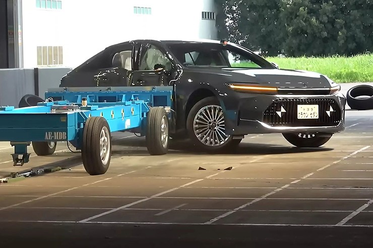 Toyota Crown được vinh danh là dòng xe an toàn nhất Nhật Bản - 1