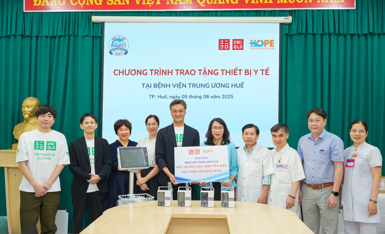 UNIQLO và Quỹ Hy Vọng trao tặng thiết bị y tế cho Bệnh viện Trung Ương Huế - 1