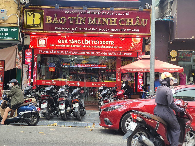 Giá vàng hôm nay 7/6: Đột ngột giảm sâu, bất ngờ cảnh tượng mua bán trên phố vàng Hà Nội - 4