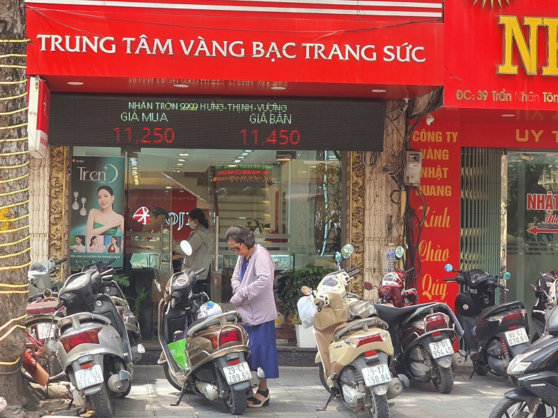 Giá vàng hôm nay 7/6: Đột ngột giảm sâu, bất ngờ cảnh tượng mua bán trên phố vàng Hà Nội - 3