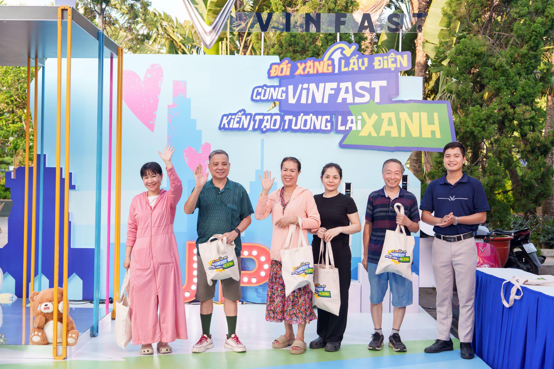 Người dân Hải Phòng, Đà Nẵng hào hứng “đổi xe xăng, lấy xe máy điện” - 1