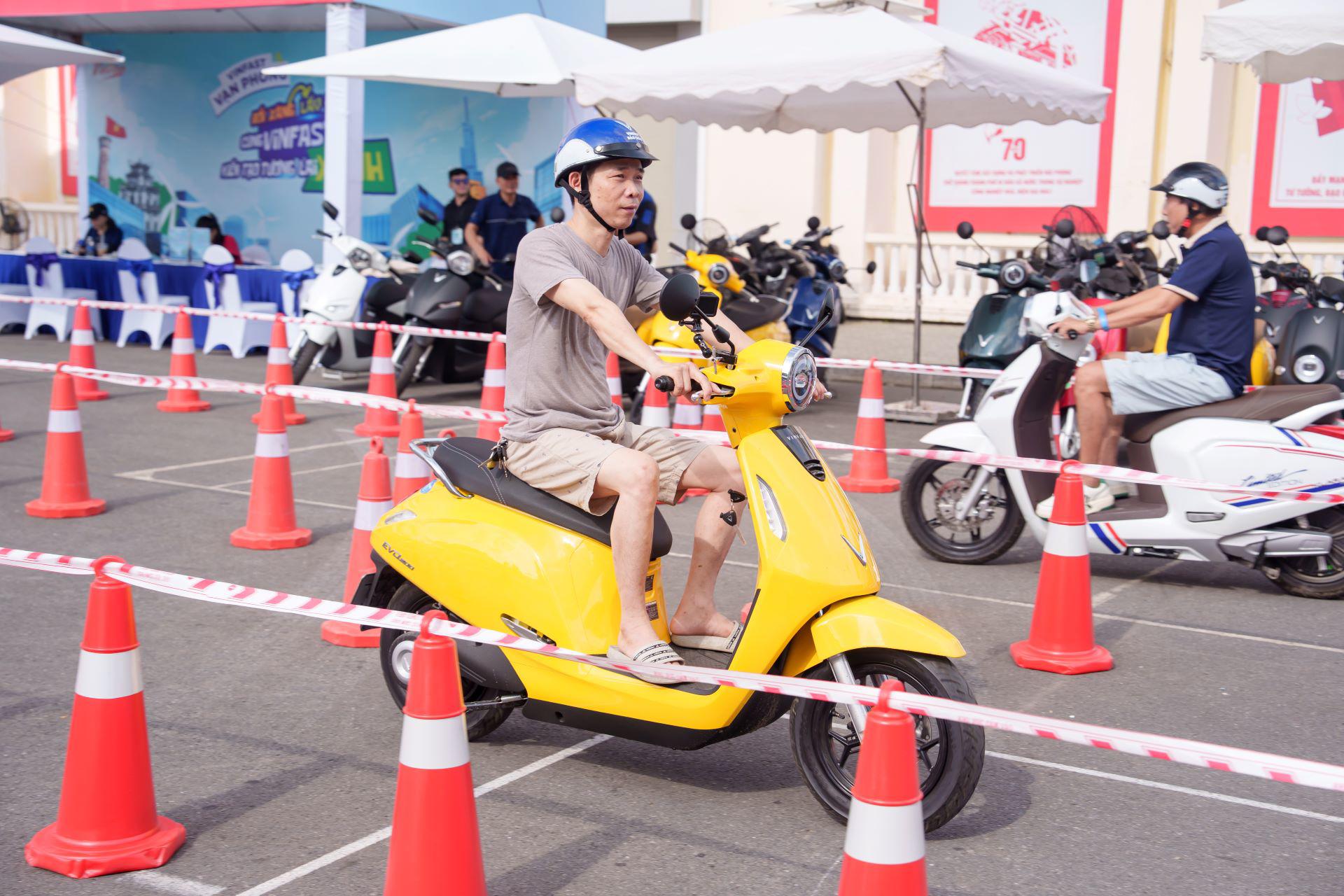 Người dân Hải Phòng, Đà Nẵng hào hứng “đổi xe xăng, lấy xe máy điện” - 3