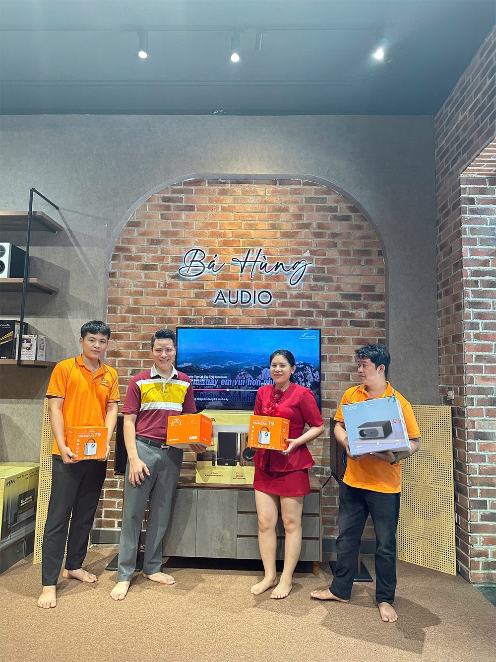 Máy chiếu YAMAZAKi chất lượng vượt tầm giá - 2