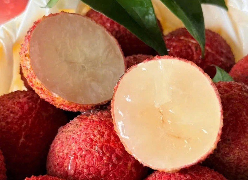 Vải thiều Trung Quốc đổ bộ chợ Việt, chị em thi nhau mua với giá lên tới 700 nghìn đồng/kg - 3