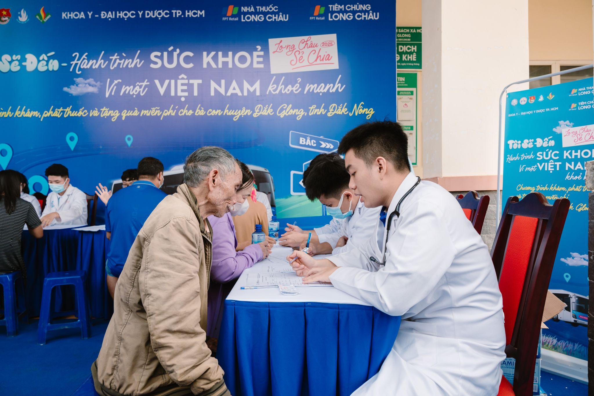 Khởi động hành trình sức khỏe vì một Việt Nam khỏe mạnh: Long Châu cùng Khoa Y – Đại học Y Dược khám lưu động miễn phí vùng sâu vùng xa - 3