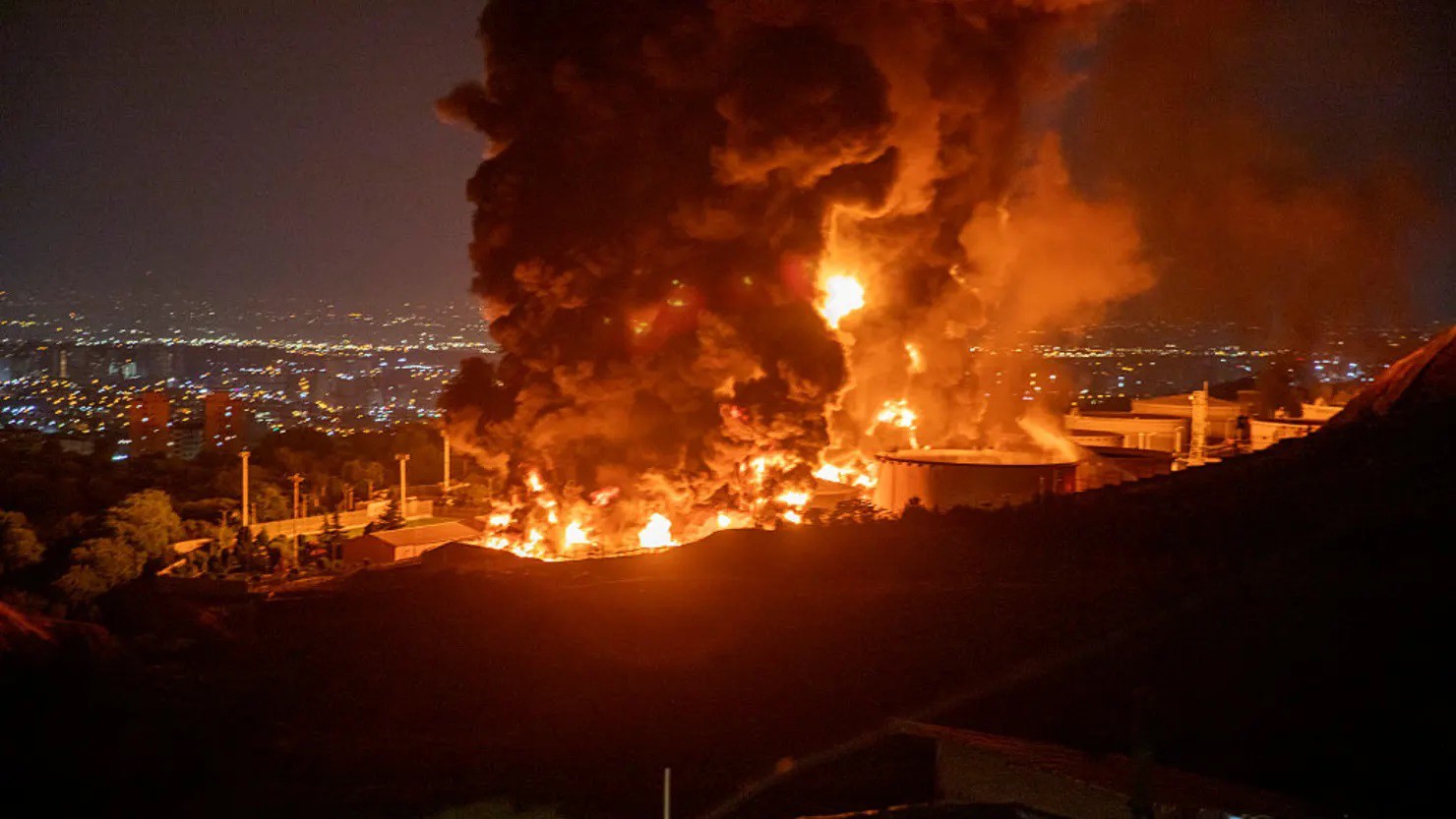 Israel tấn công cơ sở năng lượng của Iran, giá dầu tăng vọt - 1