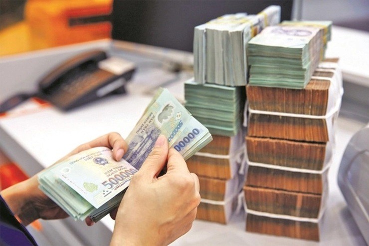 Lãi tiết kiệm giảm mạnh, bất ngờ số tiền người dân đem gửi ngân hàng lấy lãi - 1